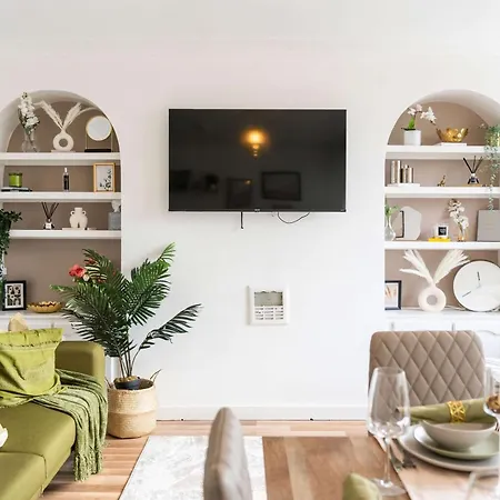 Livestay-three Bed With Balcony