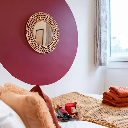 Livestay-three Bed With Balcony Apartment London