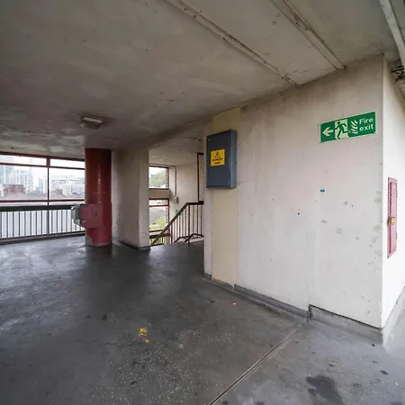 Livestay-three Bed With Balcony Apartment