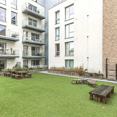 Apartment Modern Serviced 3-bedroom Flat In East
