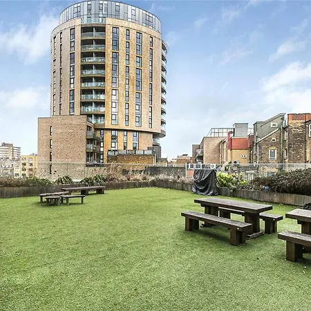 Modern Serviced 3-bedroom Flat In East Apartment London