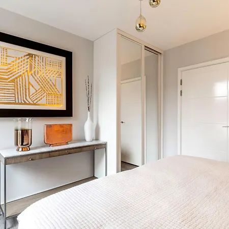 Showroom Splendour, Luxe Elegance Apartment London