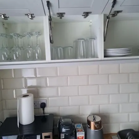 Apartment Comfy 1st Floor Flat, Sleeps 4 *