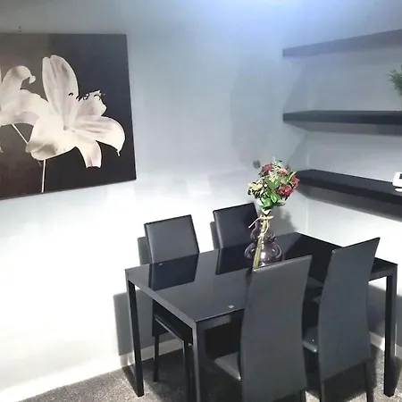 Comfy 1st Floor Flat, Sleeps 4 * London