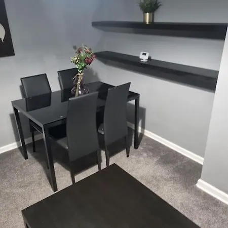 Comfy 1st Floor Flat, Sleeps 4 Apartment London