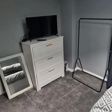 Apartment Comfy 1st Floor Flat, Sleeps 4 *