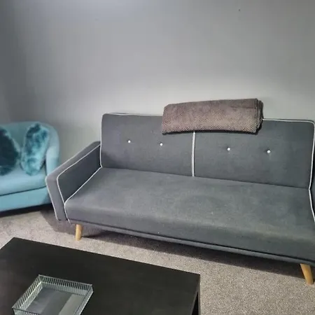 Comfy 1st Floor Flat, Sleeps 4 Apartment *
