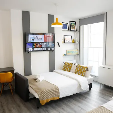 Homestay Luxury In Camden Town Near Shops, Cafes, Bars & Metro With Shared Bathrooms London