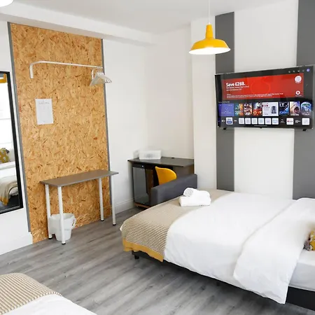 Luxury In Camden Town Near Shops, Cafes, Bars & Metro With Shared Bathrooms Homestay