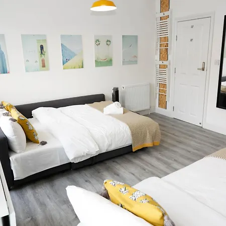 Luxury In Camden Town Near Shops, Cafes, Bars & Metro With Shared Bathrooms Accommodatie bij particulieren Londen