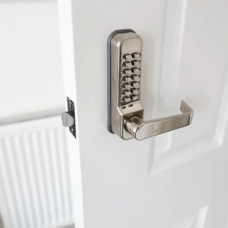 Luxury In Camden Town Near Shops, Cafes, Bars & Metro With Shared Bathrooms Homestay