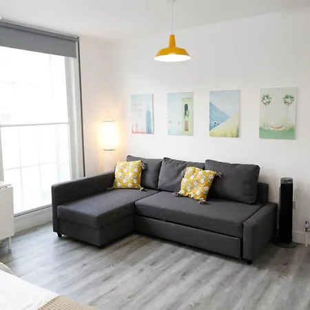 Homestay Luxury In Camden Town Near Shops, Cafes, Bars & Metro With Shared Bathrooms *