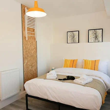 Luxury In Camden Town Near Shops, Cafes, Bars & Metro With Shared Bathrooms Homestay London