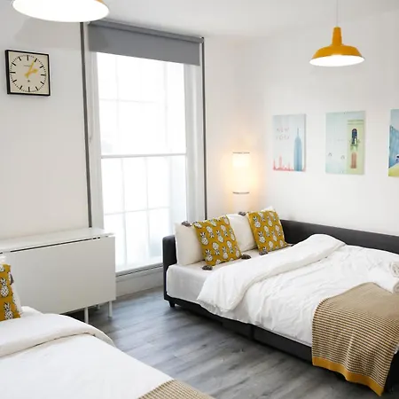 Homestay Luxury In Camden Town Near Shops, Cafes, Bars & Metro With Shared Bathrooms *