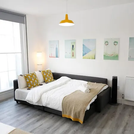 Homestay Luxury In Camden Town Near Shops, Cafes, Bars & Metro With Shared Bathrooms *