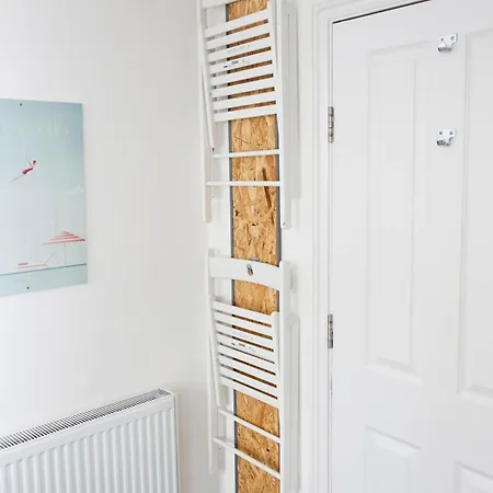 Luxury In Camden Town Near Shops, Cafes, Bars & Metro With Shared Bathrooms Homestay London