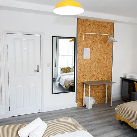Homestay Luxury In Camden Town Near Shops, Cafes, Bars & Metro With Shared Bathrooms London