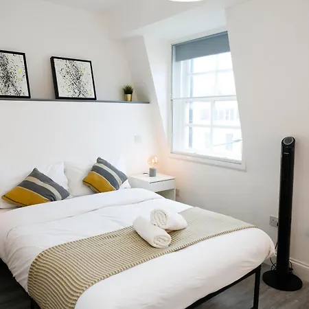 Luxury In Camden Town Near Shops, Cafes, Bars & Metro With Shared Bathrooms Homestay