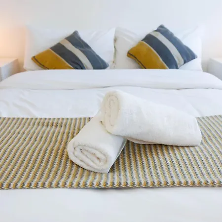 Luxury In Camden Town Near Shops, Cafes, Bars & Metro With Shared Bathrooms * London