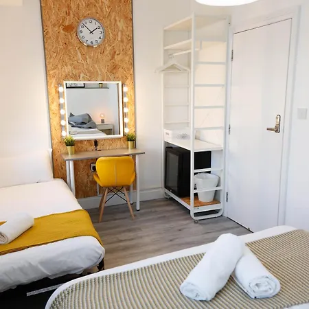 Homestay Luxury In Camden Town Near Shops, Cafes, Bars & Metro With Shared Bathrooms London