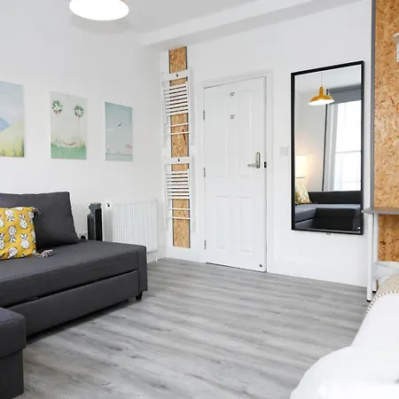 Homestay Luxury In Camden Town Near Shops, Cafes, Bars & Metro With Shared Bathrooms *