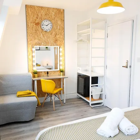 Luxury In Camden Town Near Shops, Cafes, Bars & Metro With Shared Bathrooms Homestay *