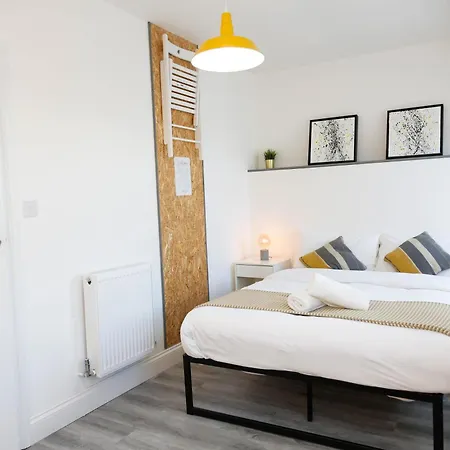 Homestay Luxury In Camden Town Near Shops, Cafes, Bars & Metro With Shared Bathrooms *