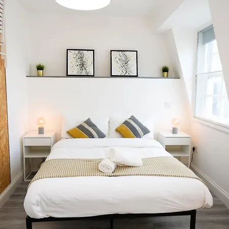 Luxury In Camden Town Near Shops, Cafes, Bars & Metro With Shared Bathrooms