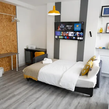Homestay Luxury In Camden Town Near Shops, Cafes, Bars & Metro With Shared Bathrooms London