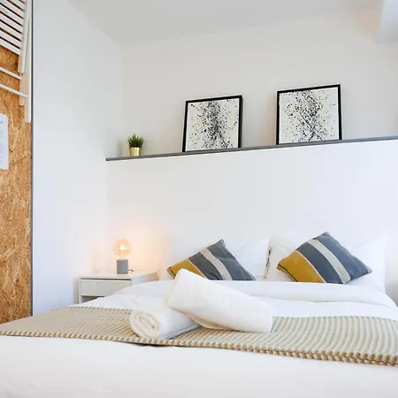 Homestay Luxury In Camden Town Near Shops, Cafes, Bars & Metro With Shared Bathrooms London