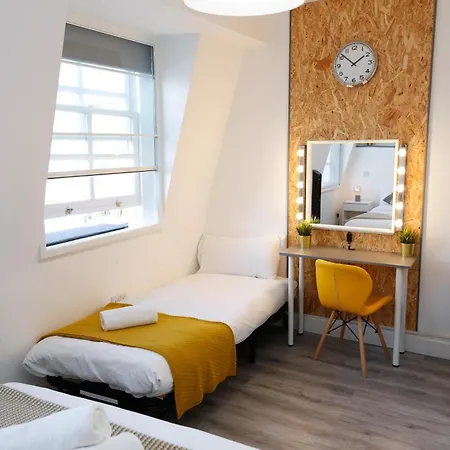 Luxury In Camden Town Near Shops, Cafes, Bars & Metro With Shared Bathrooms *