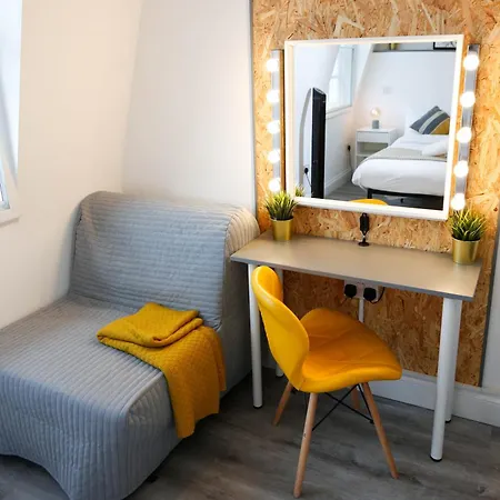 Homestay Luxury In Camden Town Near Shops, Cafes, Bars & Metro With Shared Bathrooms