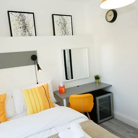 Luxury In Camden Town Near Shops, Cafes, Bars & Metro With Shared Bathrooms Homestay *