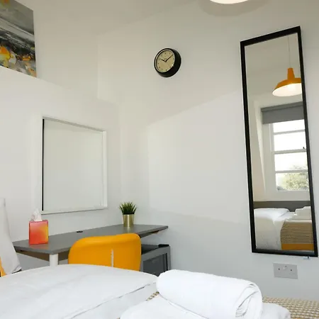 Homestay Luxury In Camden Town Near Shops, Cafes, Bars & Metro With Shared Bathrooms London