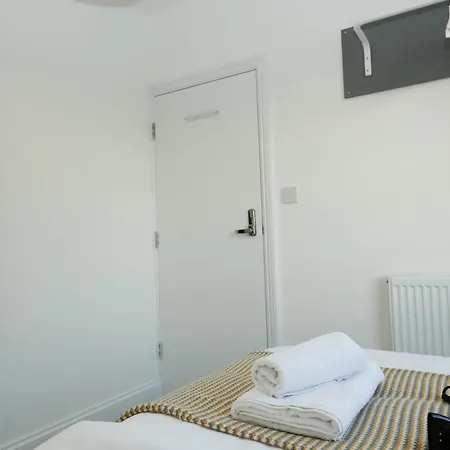 Homestay Luxury In Camden Town Near Shops, Cafes, Bars & Metro With Shared Bathrooms