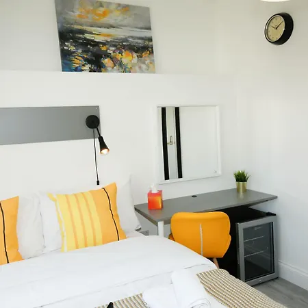 Luxury In Camden Town Near Shops, Cafes, Bars & Metro With Shared Bathrooms London