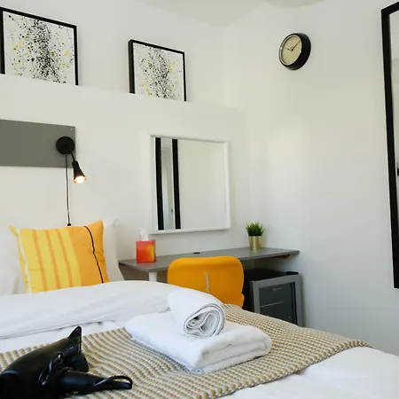 Luxury In Camden Town Near Shops, Cafes, Bars & Metro With Shared Bathrooms
