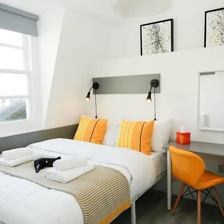 Luxury In Camden Town Near Shops, Cafes, Bars & Metro With Shared Bathrooms Homestay London