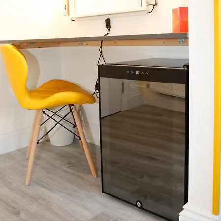 Homestay Luxury In Camden Town Near Shops, Cafes, Bars & Metro With Shared Bathrooms London