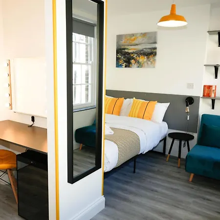 Luxury In Camden Town Near Shops, Cafes, Bars & Metro With Shared Bathrooms London