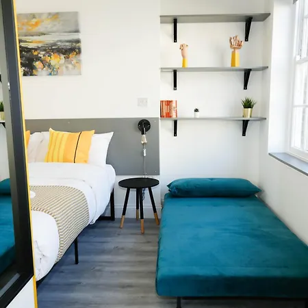 Luxury In Camden Town Near Shops, Cafes, Bars & Metro With Shared Bathrooms *