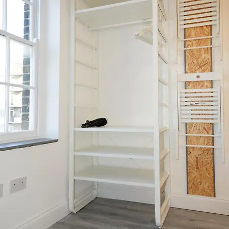 Luxury In Camden Town Near Shops, Cafes, Bars & Metro With Shared Bathrooms Homestay