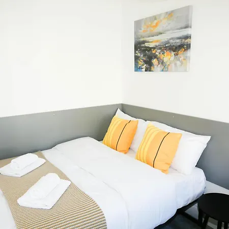 Luxury In Camden Town Near Shops, Cafes, Bars & Metro With Shared Bathrooms *