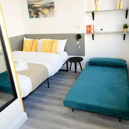 Luxury In Camden Town Near Shops, Cafes, Bars & Metro With Shared Bathrooms Homestay London