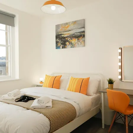 Luxury In Camden Town Near Shops, Cafes, Bars & Metro With Shared Bathrooms * London