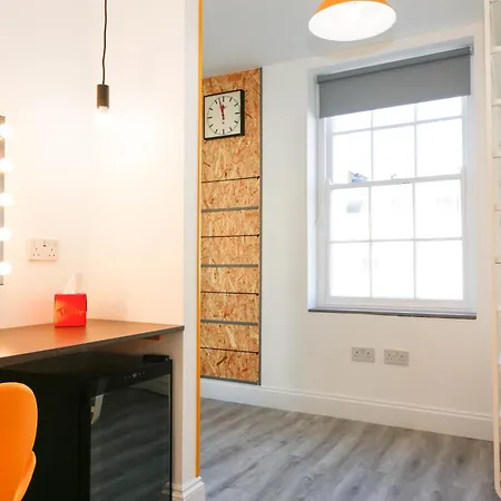 Luxury In Camden Town Near Shops, Cafes, Bars & Metro With Shared Bathrooms *