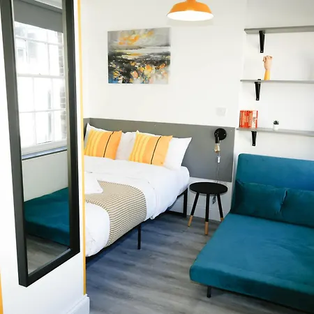 Luxury In Camden Town Near Shops, Cafes, Bars & Metro With Shared Bathrooms Homestay *