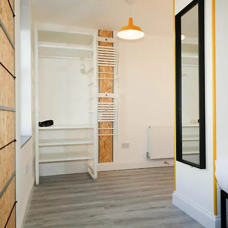 Homestay Luxury In Camden Town Near Shops, Cafes, Bars & Metro With Shared Bathrooms London