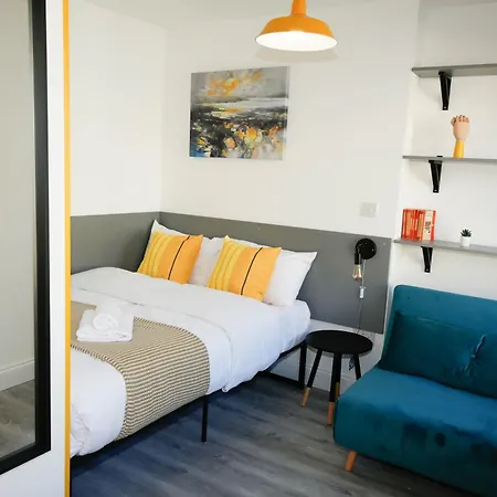 Luxury In Camden Town Near Shops, Cafes, Bars & Metro With Shared Bathrooms * London
