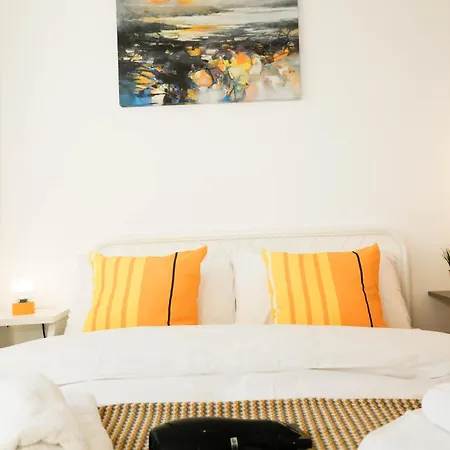 Luxury In Camden Town Near Shops, Cafes, Bars & Metro With Shared Bathrooms